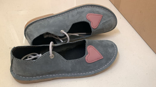 Grey pump vellies with a pink heart